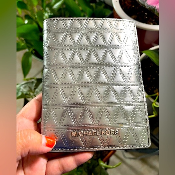 Like New! Vintage Men’s MICHAEL KORS Metallic Silver Colored Bi-Fold Wallet